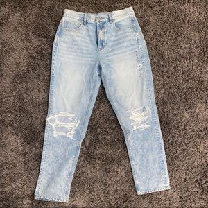 AE Mom Jeans. New With Tags, NEVER WORN.